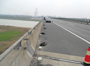 京沪高速沭阳段新沂河大桥模态试验验